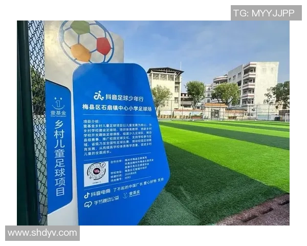 足球明星翻广告牌引发热议球场外的新商业潮流与影响力探讨