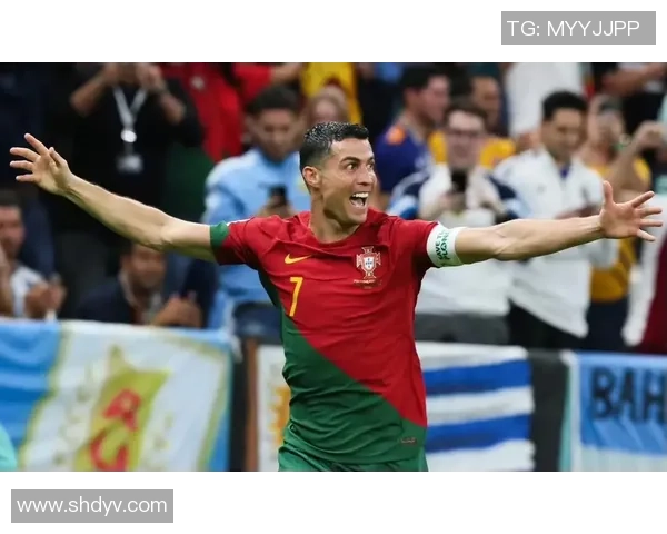 足球明星的魅力瞬间与送别时的感人表情交织成动人画面